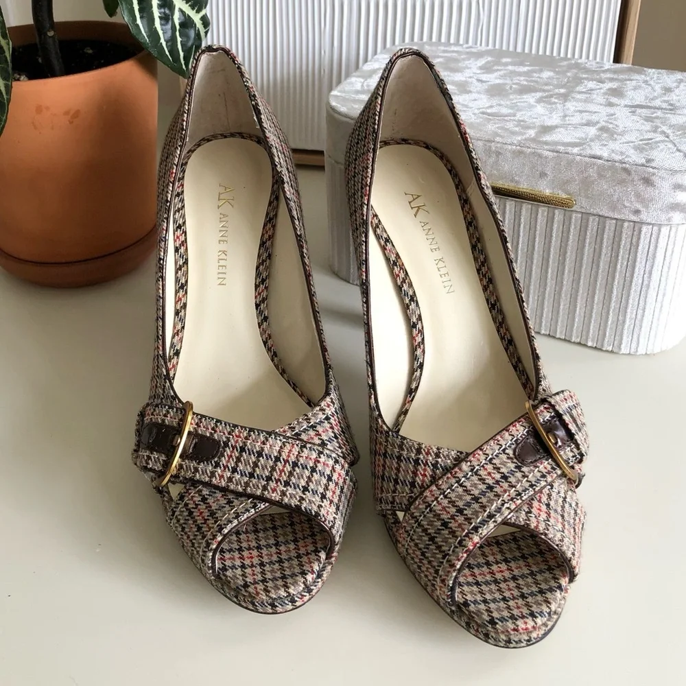 AK Anne Klein Plaid Houndstooth Heel Pump Brown Tan Gold Brass hardware size 6.5 - Picture 13 of 16